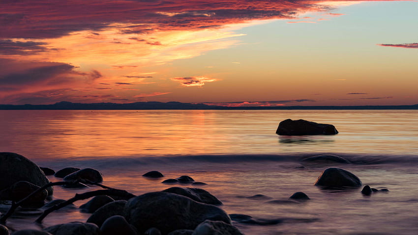 Pietre onde del mare rocce montagne sotto il cielo blu durante il tramonto della natura Sfondo HD