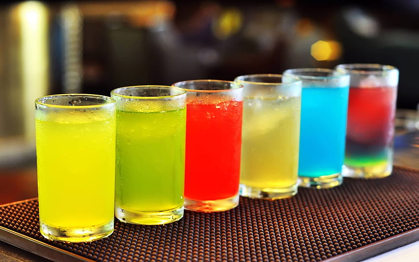 Bebidas frías, coloridos cócteles, vidrio, tazas, refrescos fondo de pantalla
