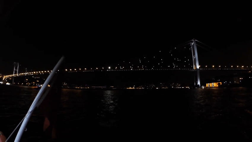 Amplia nocturna de la bandera turca y el puente del Bósforo. Situado, bandera turca en blanco y negro fondo de pantalla