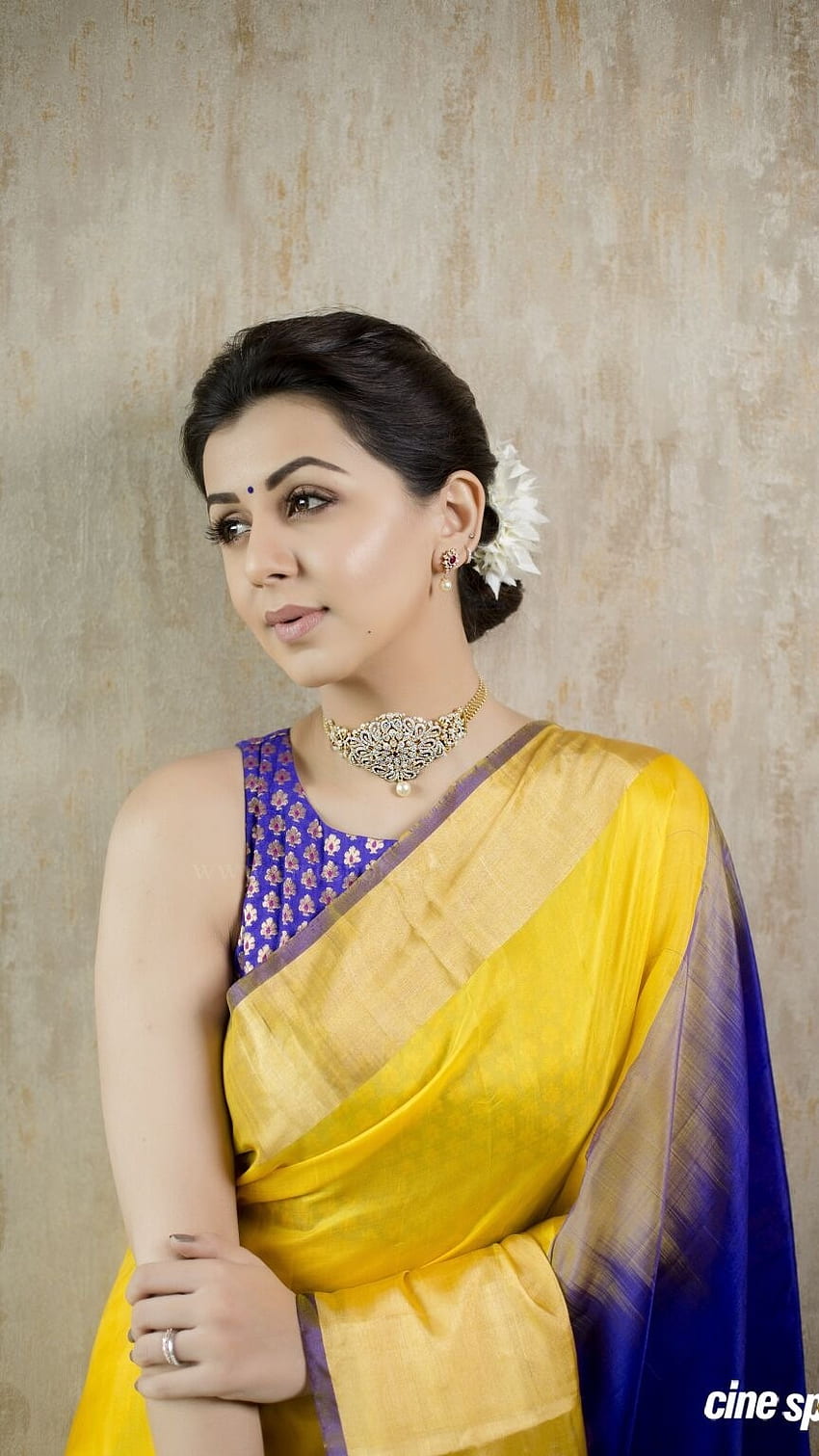 Nikki Galrani, żółta sari Tapeta na telefon HD