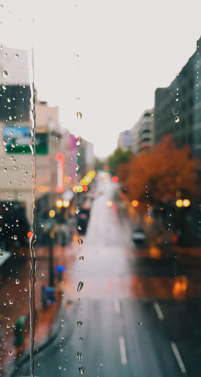 IPhone чака дъждът да спре, дъждовен прозорец HD тапет за телефон