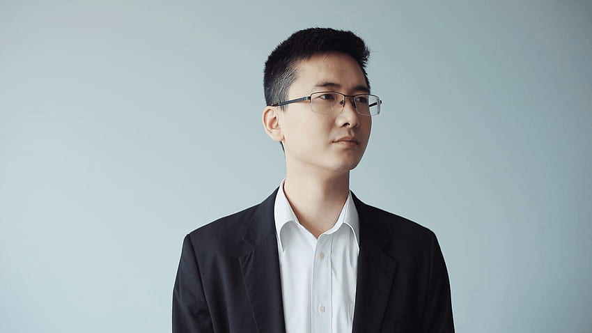 ผู้จัดการเจ้าหน้าที่หนุ่มชาวจีนที่จริงจังกับแว่นตามองกล้อง วอลล์เปเปอร์ HD