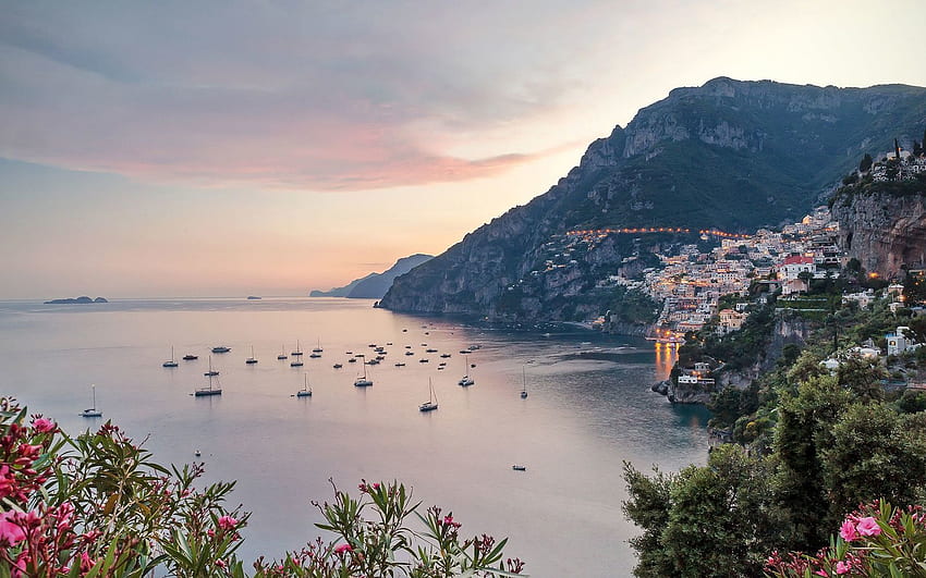 Amalfi Kıyısı Boyunca İtalya Bayrağı. Seyahat + Eğlence, Sorrento İtalya HD duvar kağıdı
