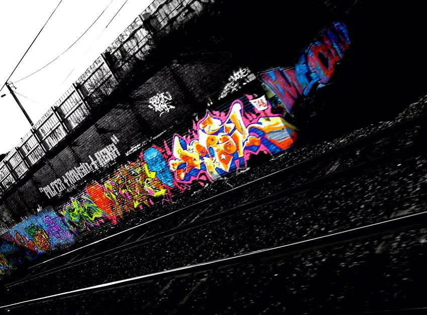 Графити в близост до релси, стена, електропроводи, релси, графити HD тапет