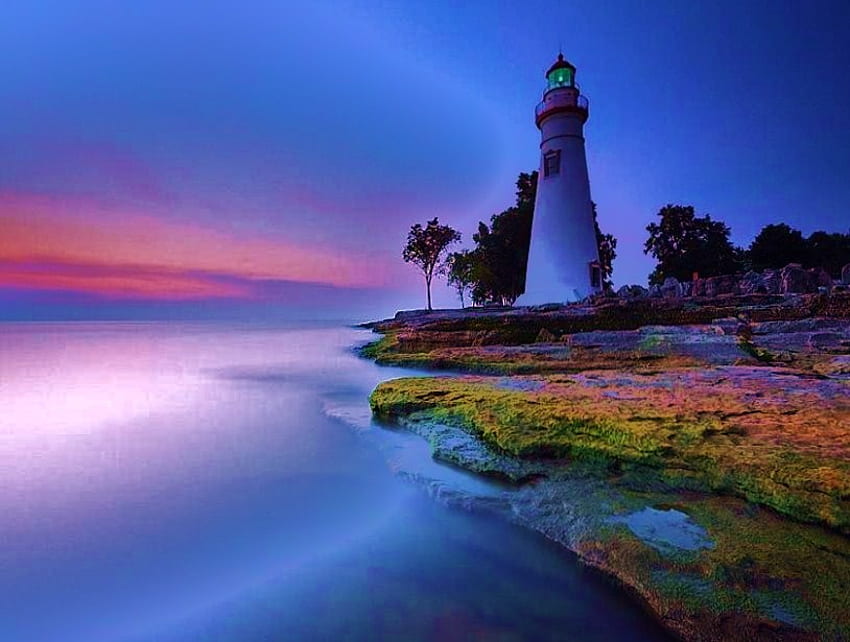 Start der Wache, Ufer, Leuchtturm, blauer und rosafarbener Himmel, Bäume, Abend, Ozean, ruhiges Wasser HD-Hintergrundbild