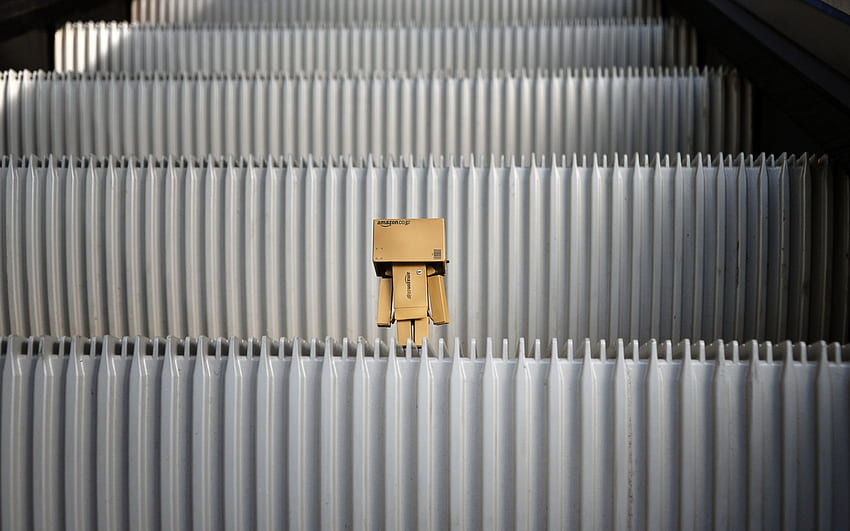 Danbo On Escalator, danbo, escada rolante, robô, abstrato, grafico, fofo, lindo papel de parede HD