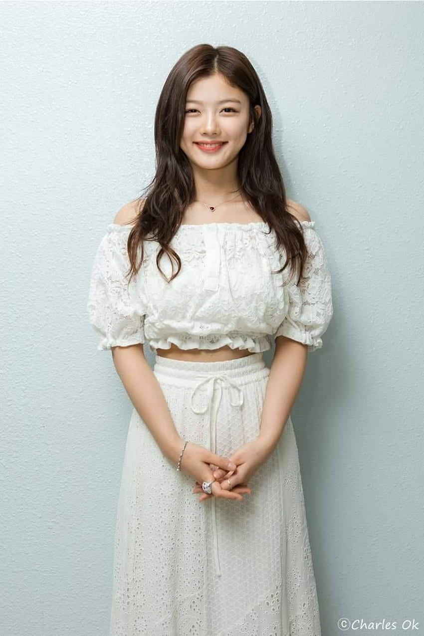 Actress Kim Yoo Jung shows off her more matured recent look HD phone wallpaper