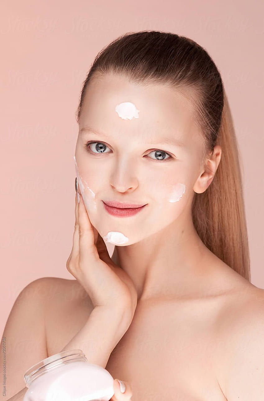 Fille utilisant la crème pour le visage de Clique - Portrait, Soins de la peau, Produits de soins de la peau Fond d'écran de téléphone HD