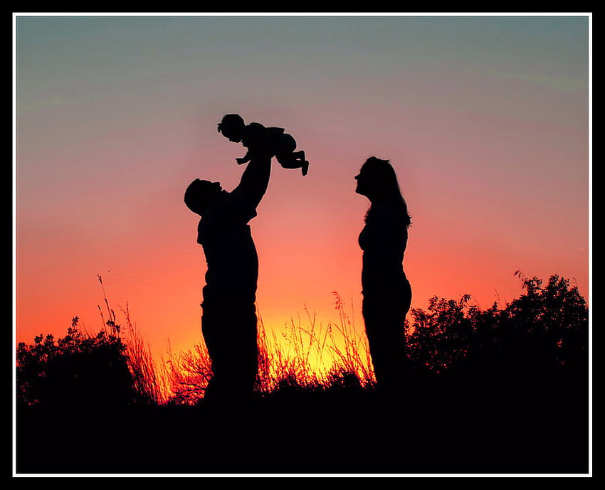 daughter rise in sunset, couple, mother, father, sunset, daughter HD wallpaper