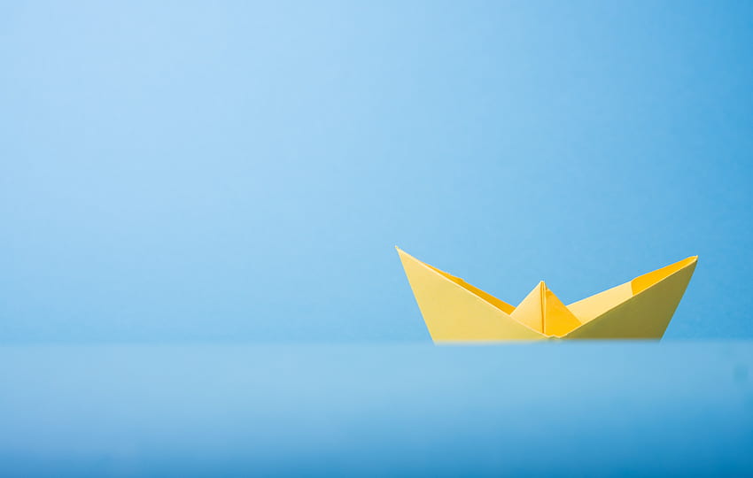 близък план на жълта хартиена лодка – оригами, минималистично оригами HD тапет