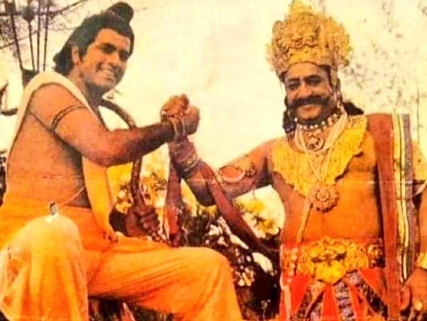 Invisible de Arun Govil, también conocido como Ram, y Arvind Trivedi, también conocido como Ravan, dándose la mano desde el fondo de pantalla