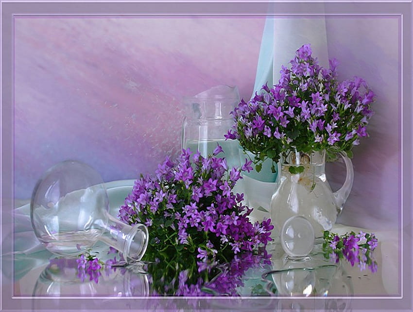 Красиво, пастелно, бяло, ваза, куп, малка, кана, лилаво, натюрморт, деликатен, отразяващ, листенца, стъкло, страст, цветя, вода HD тапет