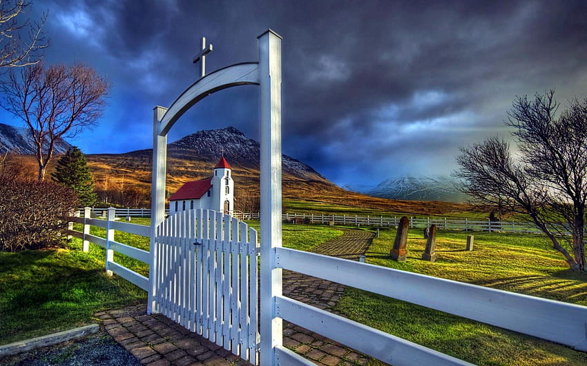 Преди лятната буря, гробище, порта, ограда, Исландия, дървета, небе, буреносни облаци, църква HD тапет