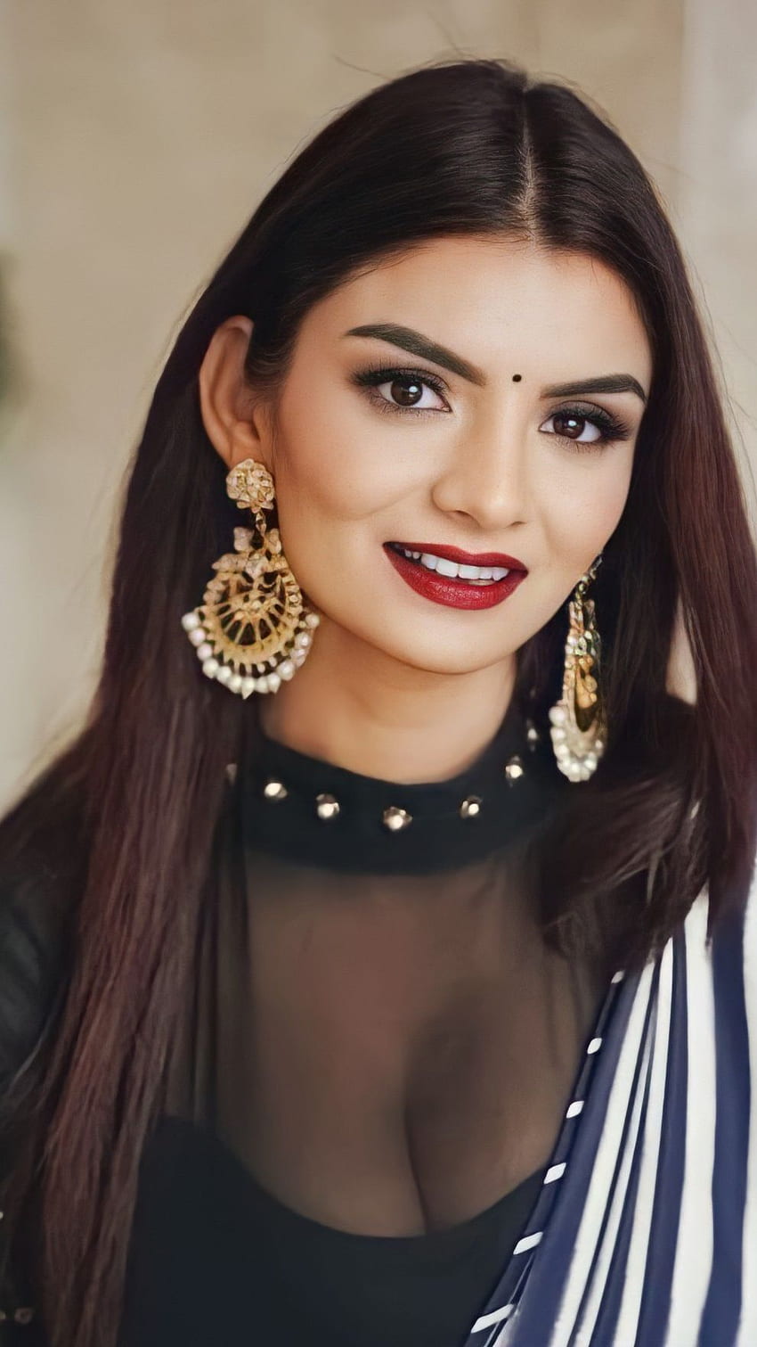 Анвеши джайн, деколте, боливудска актриса HD тапет за телефон