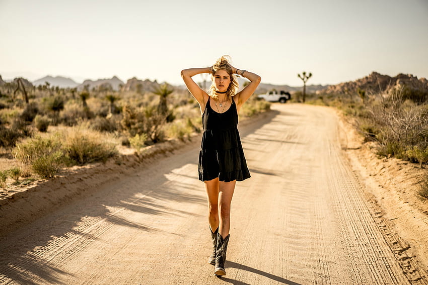 Cowgirl marchant dans le désert, cowgirl, modèle, blonde, bottes, robe Fond d'écran HD