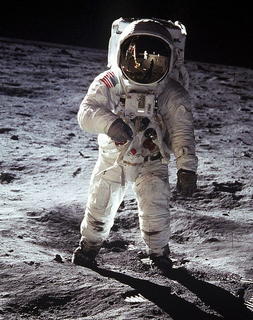 Chân thành cảm kích với sự thành tựu của nhân loại khi xem ảnh Apollo 11 Wednesday. Hãy khám phá những khoảnh khắc đáng nhớ một lần trong đời qua bức ảnh này.