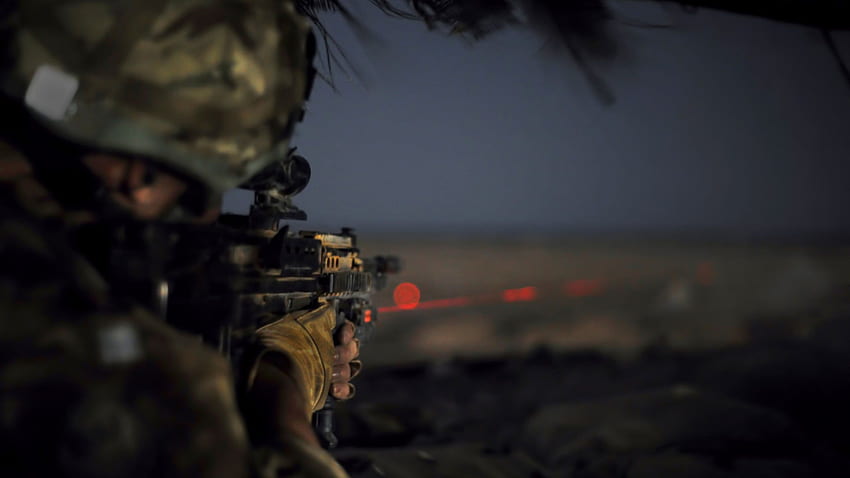 Fucile d'assalto nero con puntatore laser, militare, soldato, britannico, esercito britannico Sfondo HD