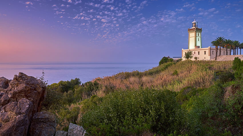 Gün batımında, Fas Tangier yakınlarındaki Phare Cape Spartel deniz feneri. Windows 10 Gündem HD duvar kağıdı