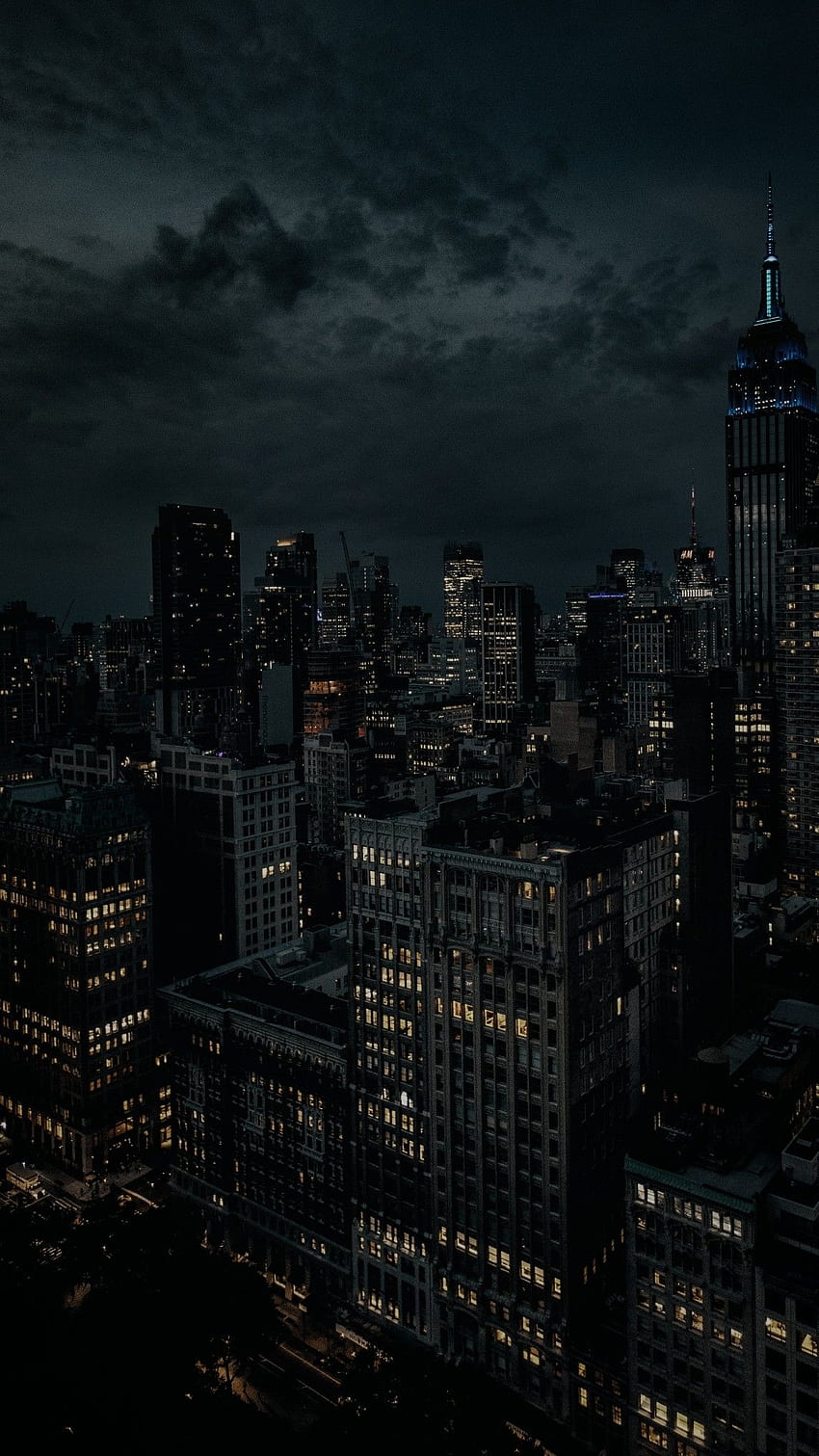 暗い夜の街の明かりと建物。 Gedung pencakar langit、Pencakar langit、Estetika gelap HD電話の壁紙