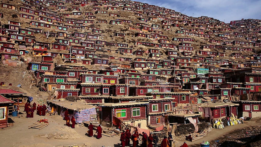 asombrosas casas de troncos en un pueblo del Himalaya, pendiente, casa, troncos, gente, pueblo, montañas fondo de pantalla