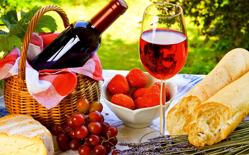 RED WINE TREAT、バスケット、イチゴ、ブドウ、ボトル、ベリー、チーズ、赤ワイングラス、ラベンダー、ローフ、パン、ワイン 高画質の壁紙