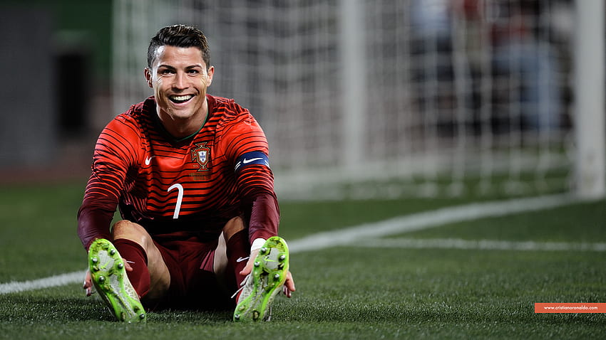 Cristiano Ronaldo sonriendo con la camiseta de Portugal fondo de pantalla