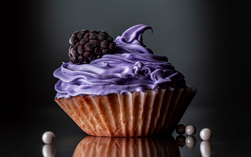 lila Sahne auf dem Kuchen, lila Cupcake, Brombeerkuchen, Süßigkeiten, Kuchen, lila Sahne, Backwaren HD-Hintergrundbild