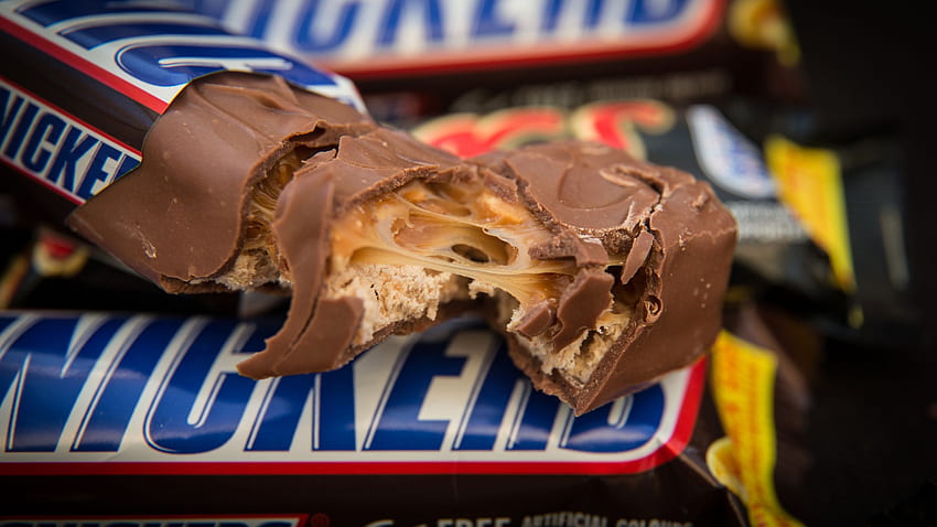 Snickers offering 1 million candy bars if Halloween date changes HD wallpaper