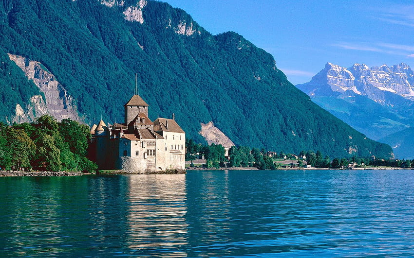 Ein Schloss am Wasser mit Big Mountain, Schnee, Bäume, Natur, Schloss, Berge, Wald, See HD-Hintergrundbild