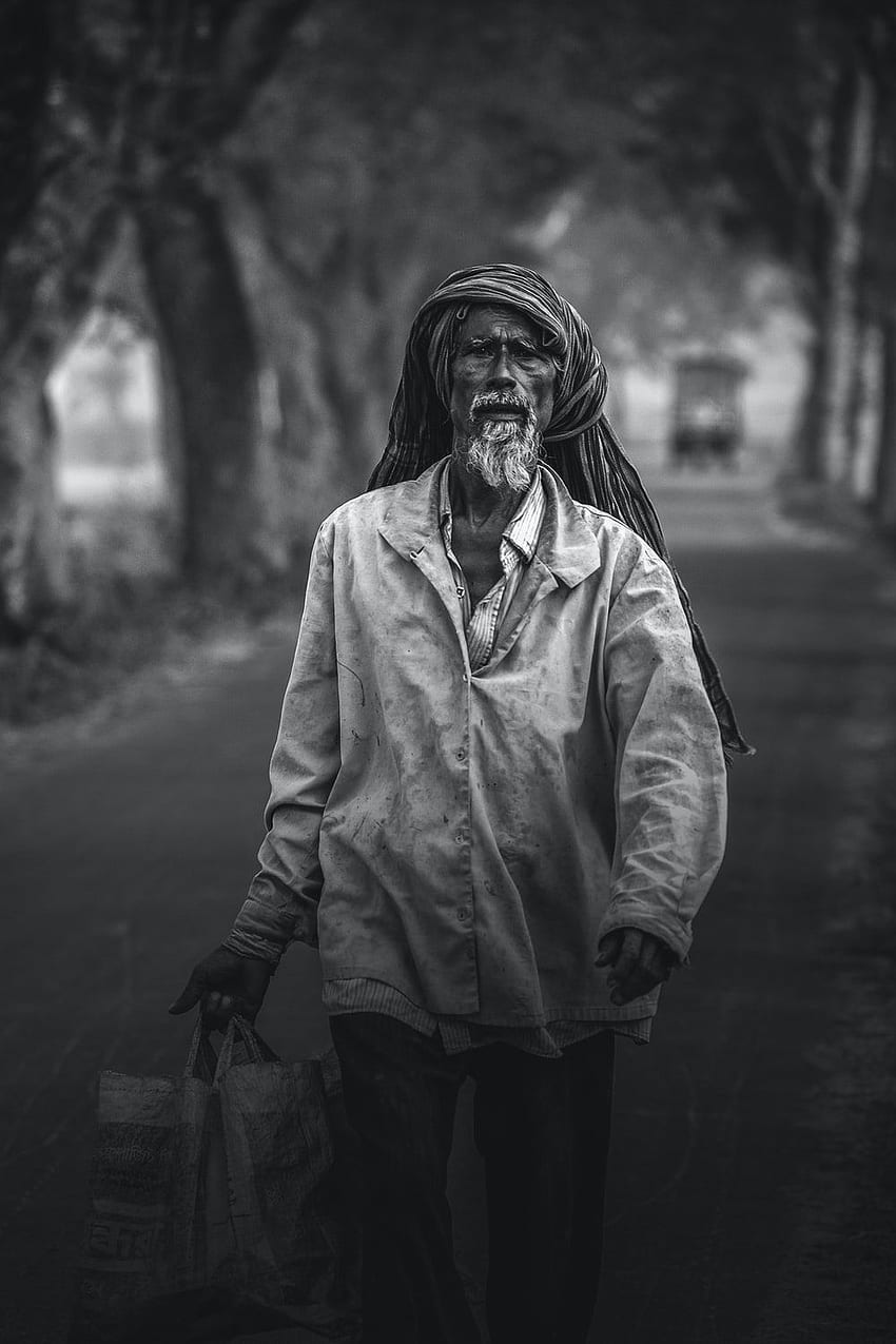 Graustufengrafik einer Person, die in der Nähe der Straße sitzt – Mensch, arme Menschen HD-Handy-Hintergrundbild