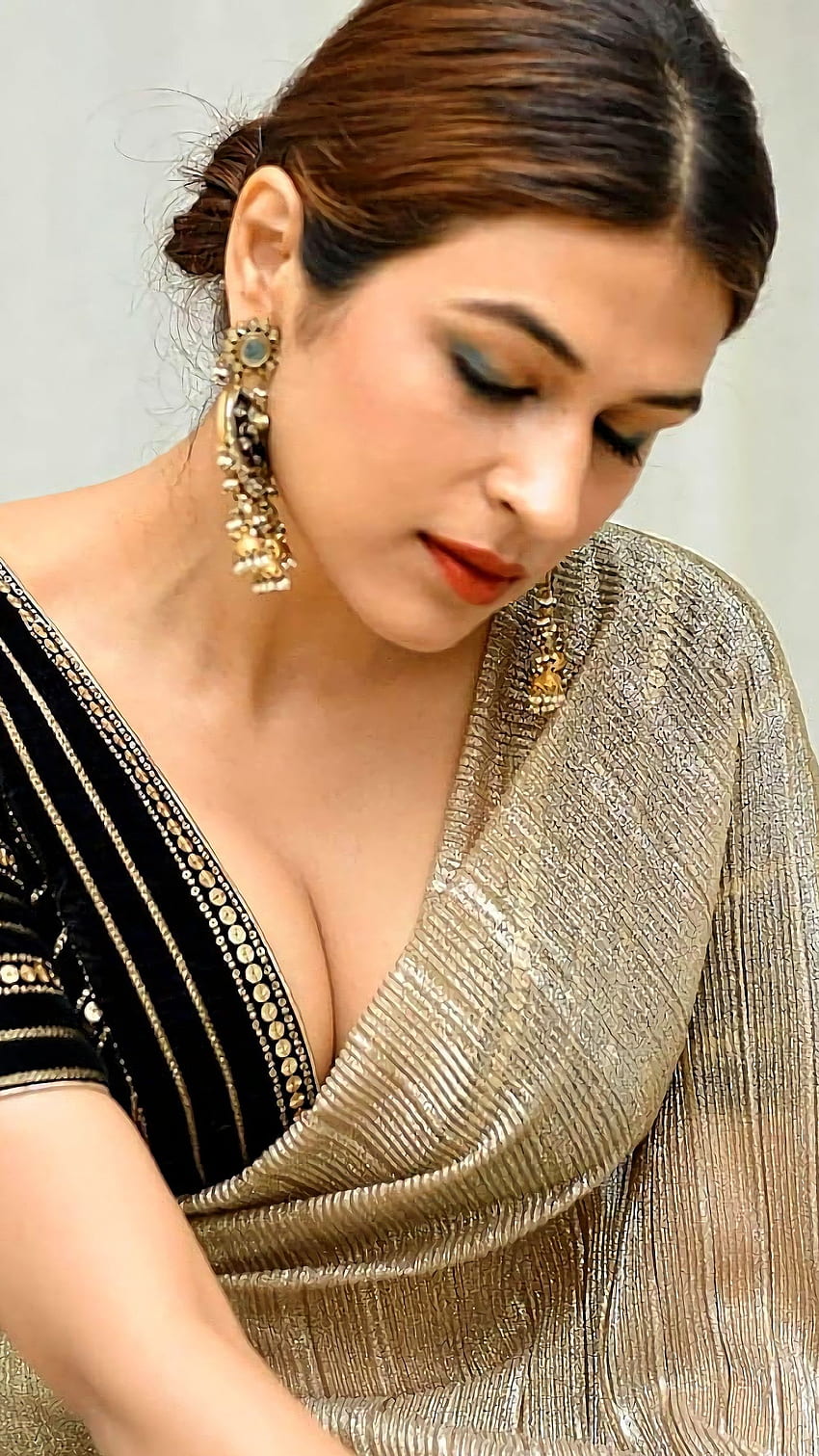 Shraddha Das, telugu actress, cleavage HD phone wallpaper