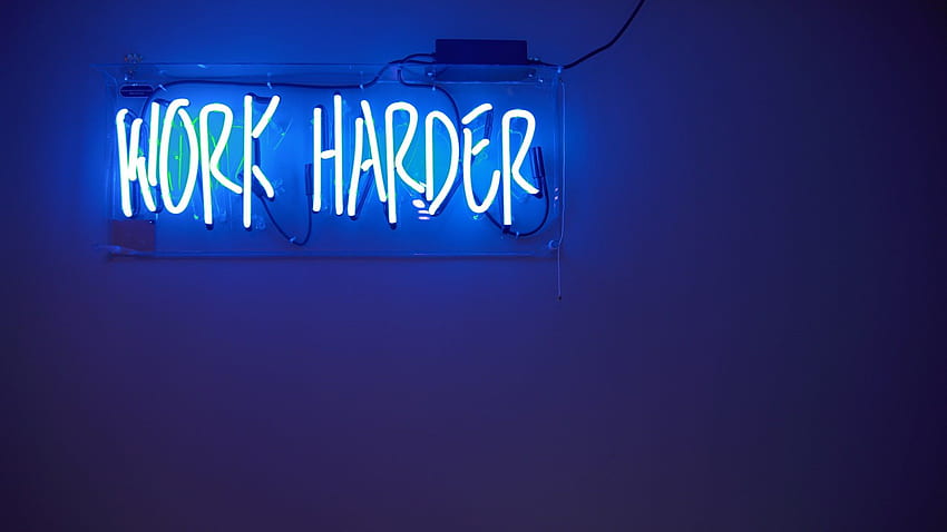 Niebieskie oznakowanie neonowe „Pracuj ciężej” • Dla Ciebie For & Mobile Tapeta HD