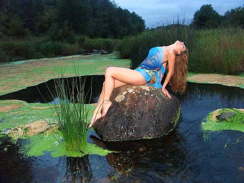 Портрет на нарцисизъм, позирана синя рокля, обожание, жена, скала, езерце HD тапет