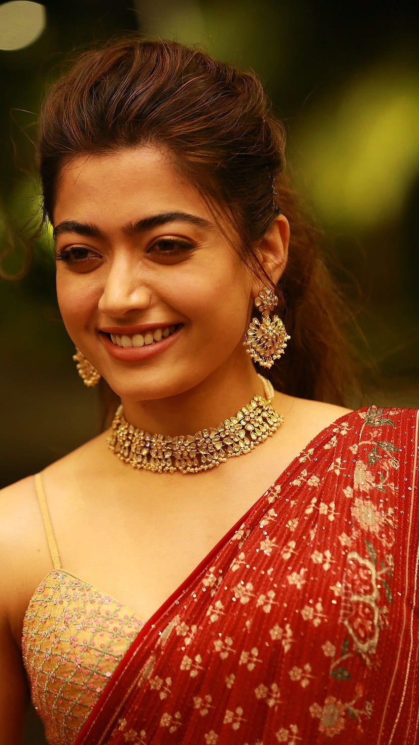 Rashmika mandanna, actriz telugu, modelo, belleza sari fondo de pantalla del teléfono
