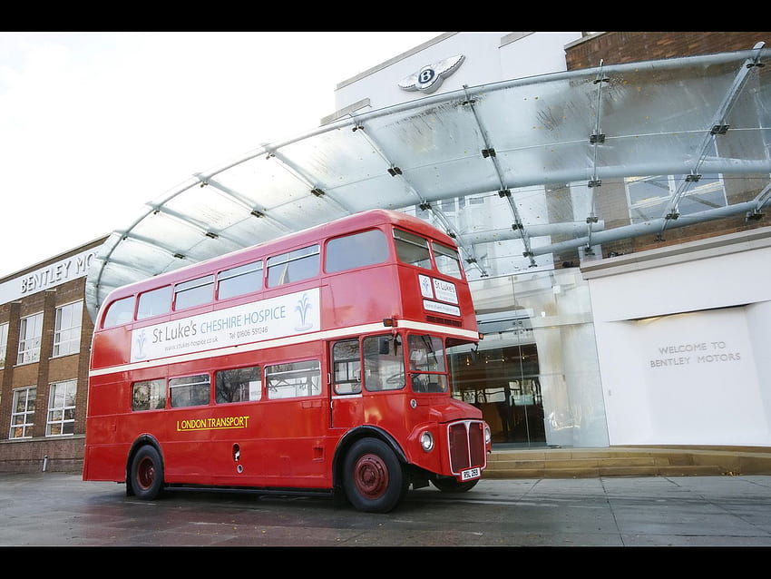 AEC Routemaster 2 階建てバス、Bentley Front によって復元 高画質の壁紙