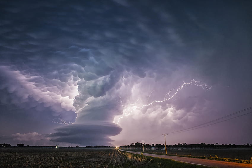 Scary Supercell Thunderstorm Mammatus Nubes - - fondo de pantalla