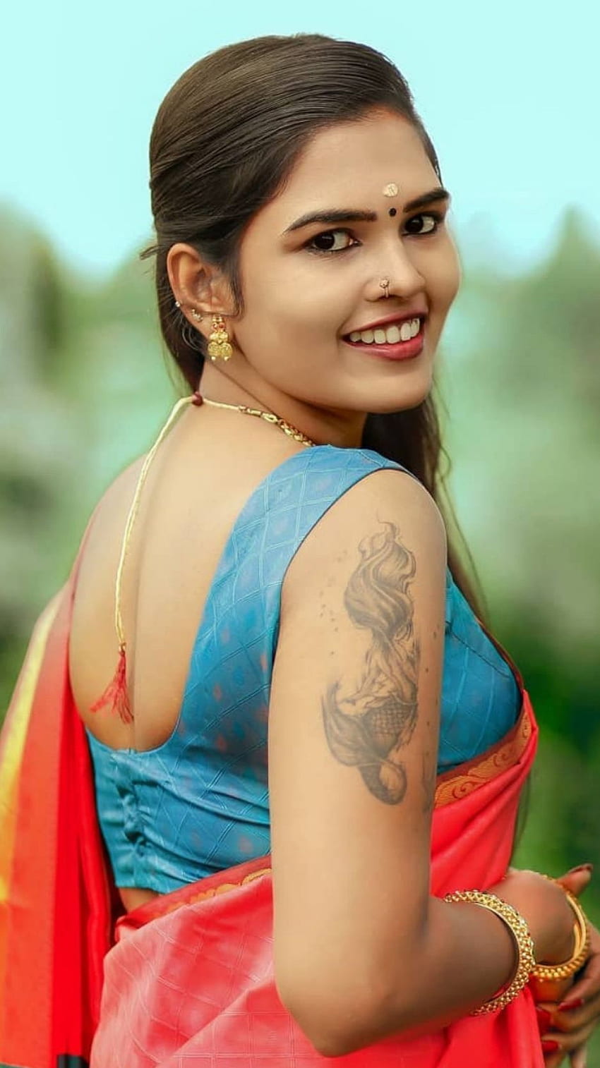 hot mallu aunty in saree