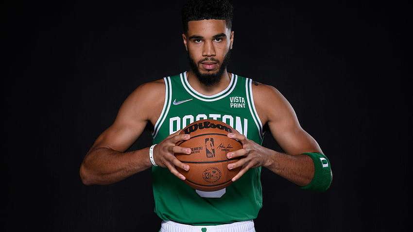 Jason Tatum mit Basketball trägt ein grünes Sportkleid, das im dunklen Hintergrund steht Boston Celtics Sports HD-Hintergrundbild