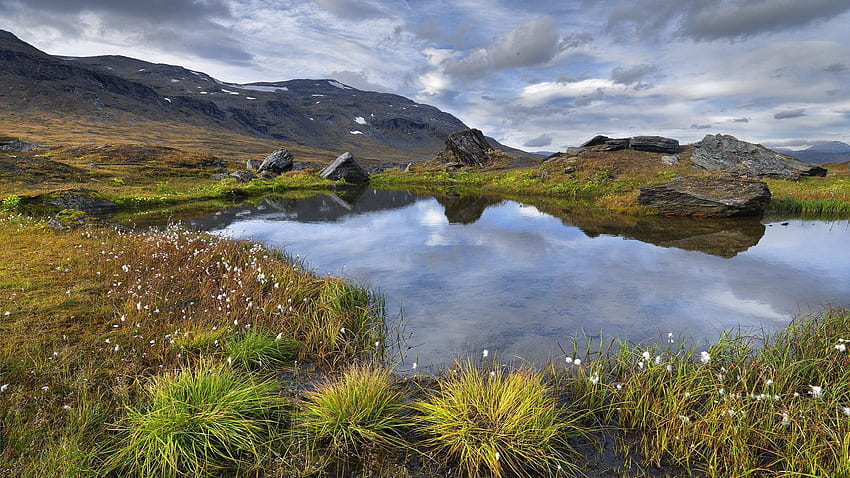 Lanskap Musim Gugur Swedia Danau Gunung Kecil Langit Rumput Menguning Dengan Awan, Lanskap Swedia Wallpaper HD