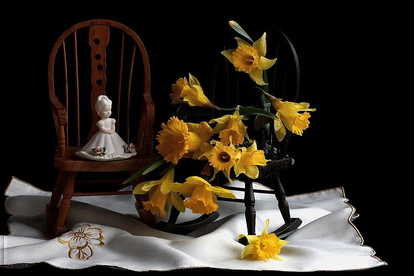 Martwa natura, krzesło, stół, żonkile, kwiaty Tapeta HD