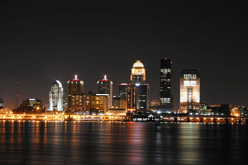 Horizonte de la ciudad durante la noche frente al plácido cuerpo de agua, Louisville fondo de pantalla