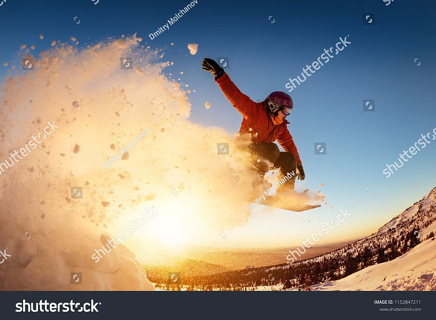 Snowboarder springt oder fliegt gegen Abendlicht mit Schneestaub Reisen, Naturdenkmäler, Sehenswürdigkeiten, Snowboarden bei Sonnenuntergang HD-Hintergrundbild