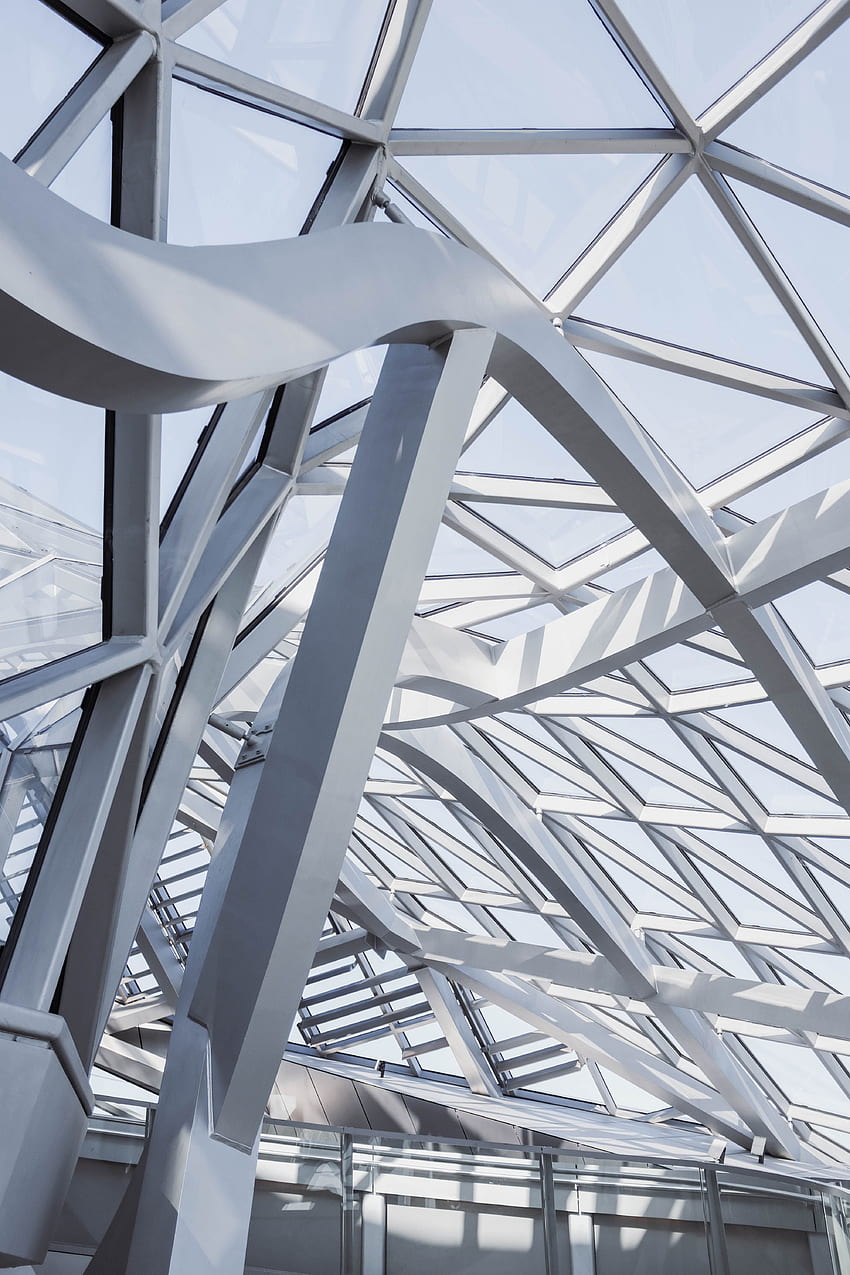 モダンな建物のインテリアの幾何学的なデザインと鉄骨構造とガラス パネルのクローズ アップ · ストック HD電話の壁紙