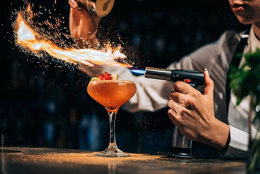 Barista che versa e brucia spezie su un cocktail di David Prado - Bartender, Cocktail Sfondo HD
