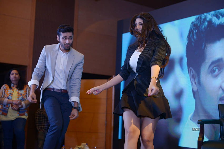 Utkarsh Sharma e Ishita Chauhan sacuden una pierna sacuden una pierna mientras ellos, Ishitha Chauhan fondo de pantalla