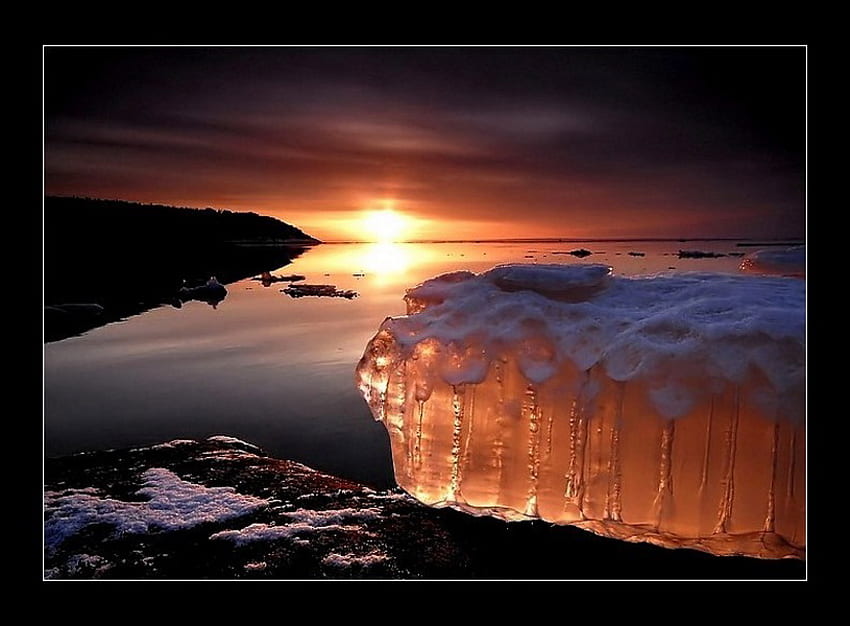 氷の上の火、輝き、雲、暗い空、夕日、氷、海 高画質の壁紙