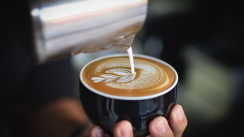 Nahaufnahme einer Frau, die Kaffee macht Kunst HD-Hintergrundbild