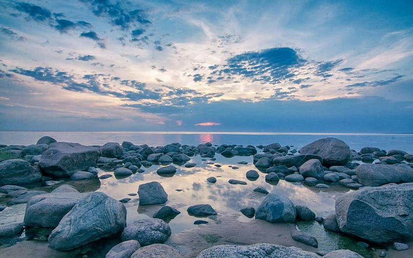 Skalista plaża na Łotwie, morze, błękit, Łotwa, skały, plaża Tapeta HD