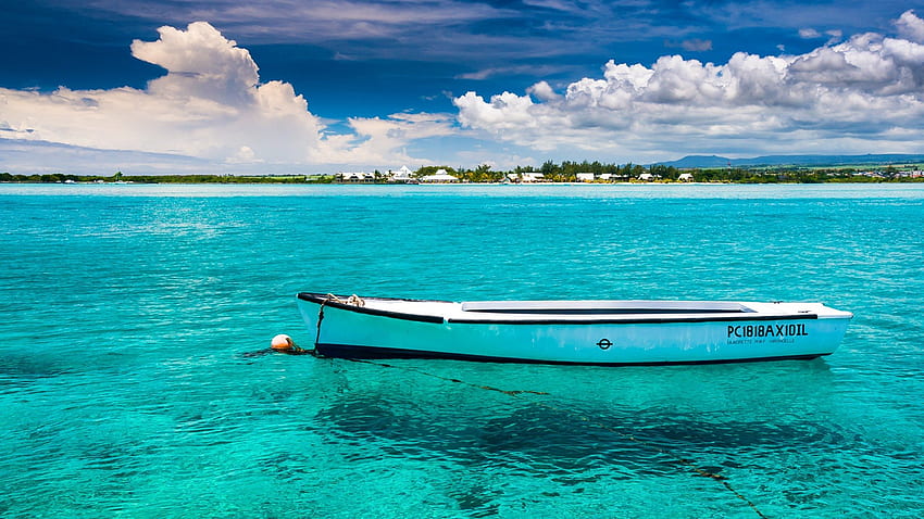 лодка на син залив в Мавриций, синьо, море, лодка, облаци, плаж HD тапет