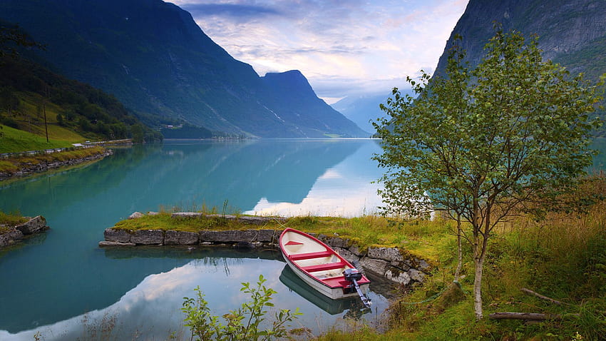Natura, trawa, kamienie, góry, jezioro, brzeg, bank, łódź, Norwegia, niebieska woda Tapeta HD